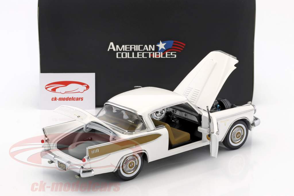 Studebaker Golden Hawk Год постройки 1957 arctic белый 1:18 SunStar