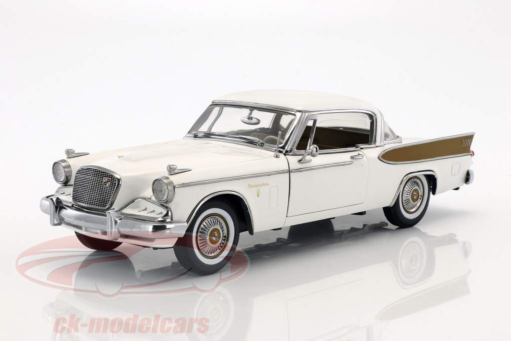 Studebaker Golden Hawk Opførselsår 1957 arctic hvid 1:18 SunStar