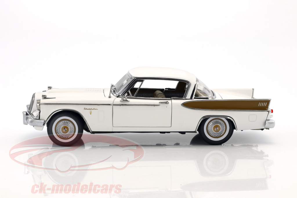 Studebaker Golden Hawk Год постройки 1957 arctic белый 1:18 SunStar