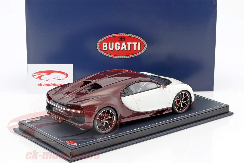 Bugatti Chiron rouge carboxylique / blanc glacier avec vitrine 1:18 MR Models