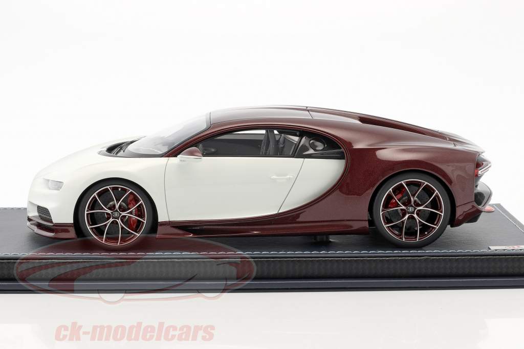 Bugatti Chiron rouge carboxylique / blanc glacier avec vitrine 1:18 MR Models