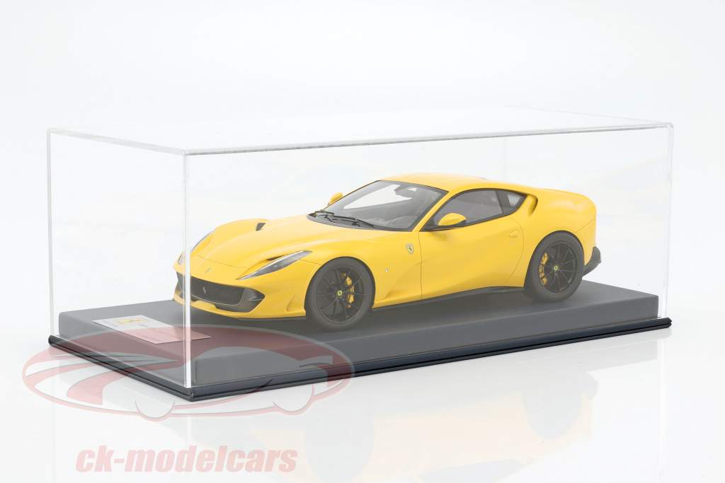 Ferrari 812 Superfast modena 黄色 とともに ショーケース 1:18 LookSmart
