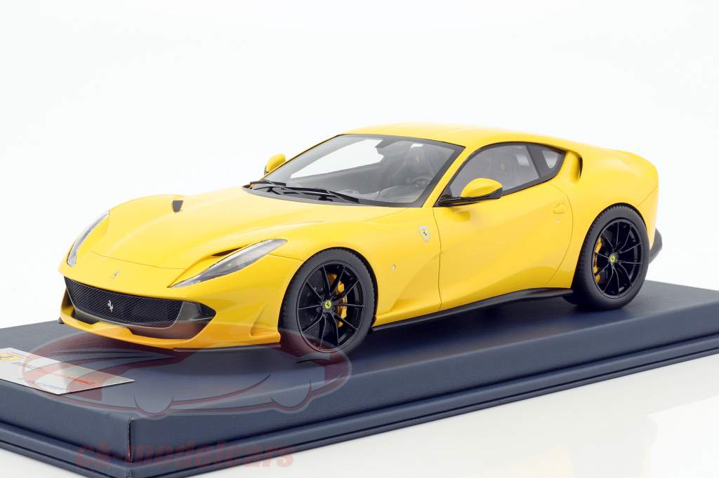 Ferrari 812 Superfast modena 黄色 とともに ショーケース 1:18 LookSmart