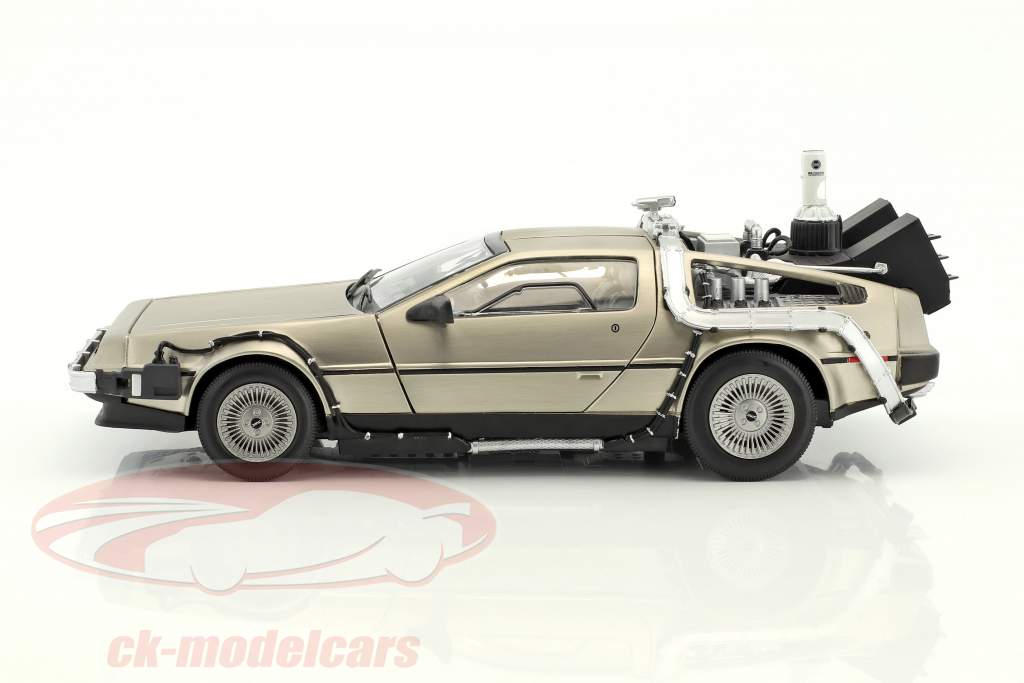 DeLorean DMC-12 Zurück in die Zukunft Teil 2 1:18 SunStar