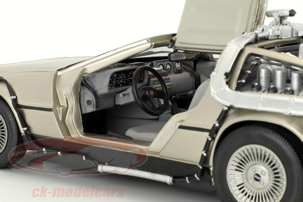 DeLorean DMC-12 Back in the future part 2 1:18 SunStar