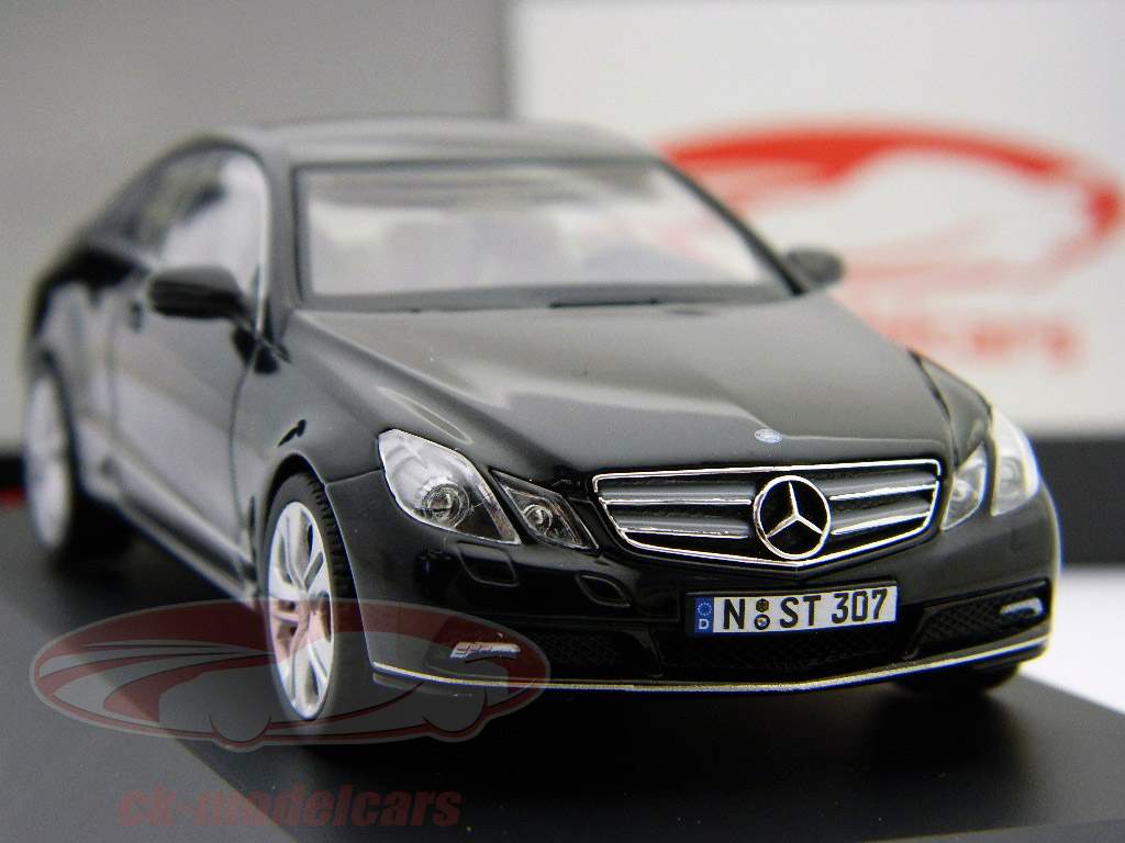 メルセデス·ベンツEクラスクーペブラック/ブラックモデルSchuco 1時43分