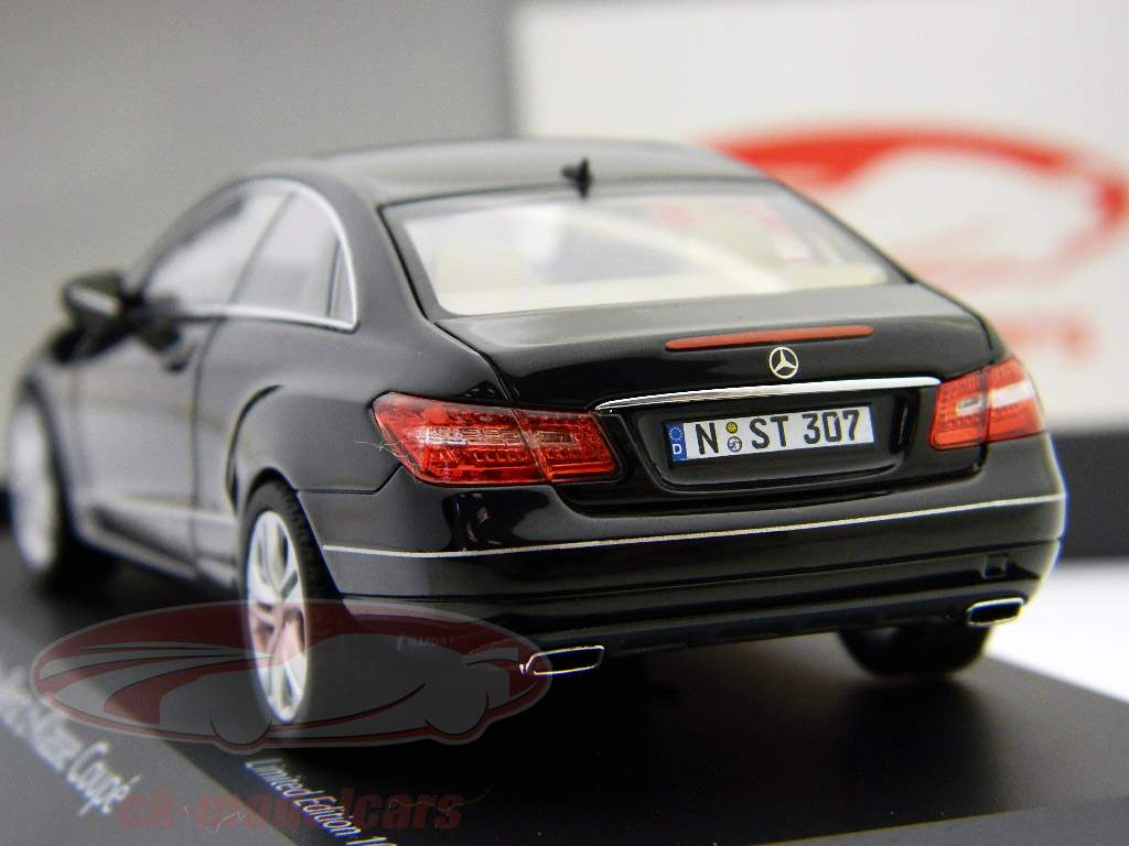 メルセデス·ベンツEクラスクーペブラック/ブラックモデルSchuco 1時43分