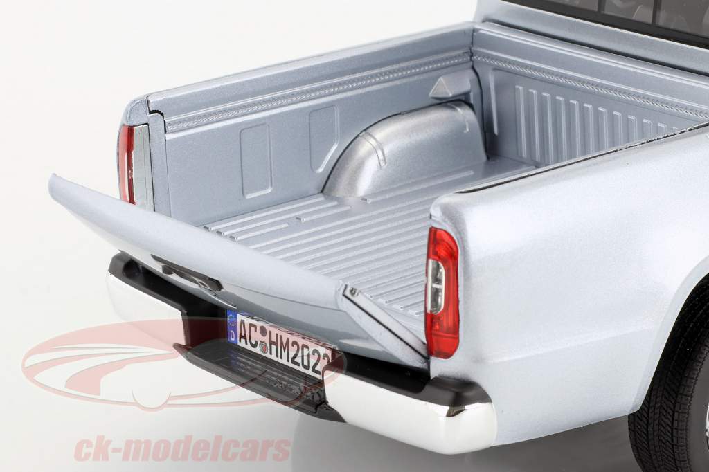 Mercedes-Benz X-Class anno di costruzione 2017 argento 1:18 Norev