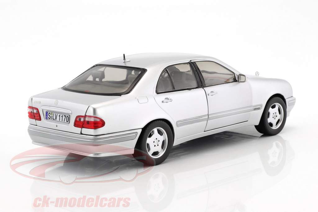 Mercedes-Benz E320 année de construction 2001 argent 1:18 SunStar