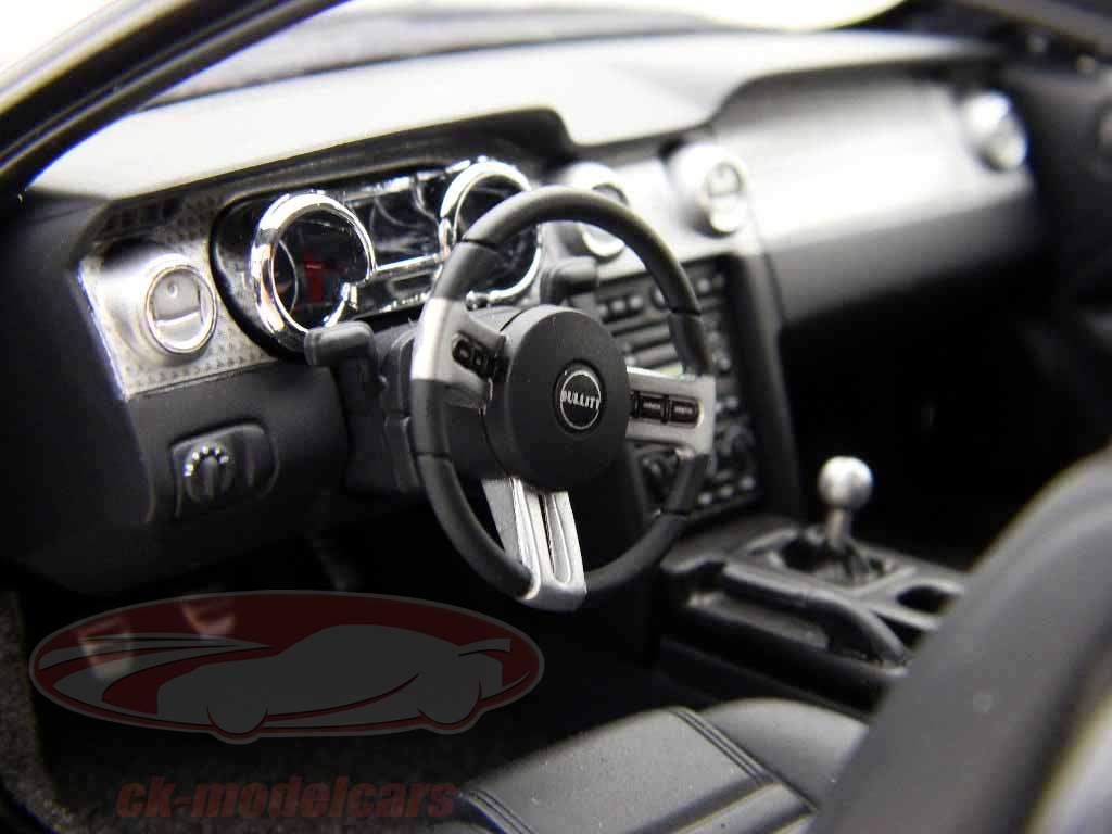 Ford Mustang Bullitt GT model 2008 sort / sort metallic 1:18 Autoart