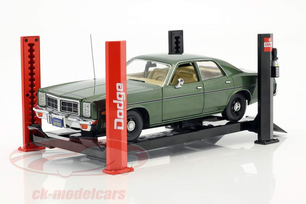 Einstellbare Vier-Säulen Hebebühne Dodge rot / schwarz für Modellautos in 1:18 Greenlight
