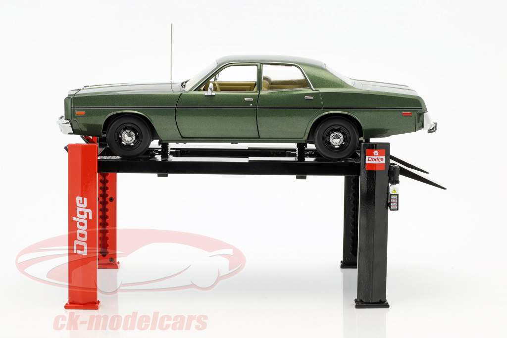 Einstellbare Vier-Säulen Hebebühne Dodge rot / schwarz für Modellautos in 1:18 Greenlight