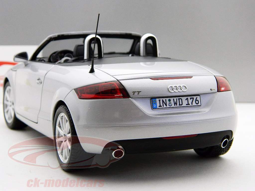 Audi TT Roadster light silver 1:18 Minichamps