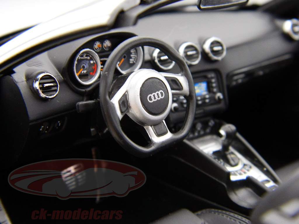 Audi TT Roadster light silver 1:18 Minichamps