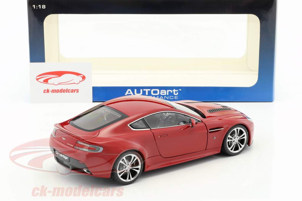 Астон V12 Преимущество Год 2010 красный 1:18 AUTOart
