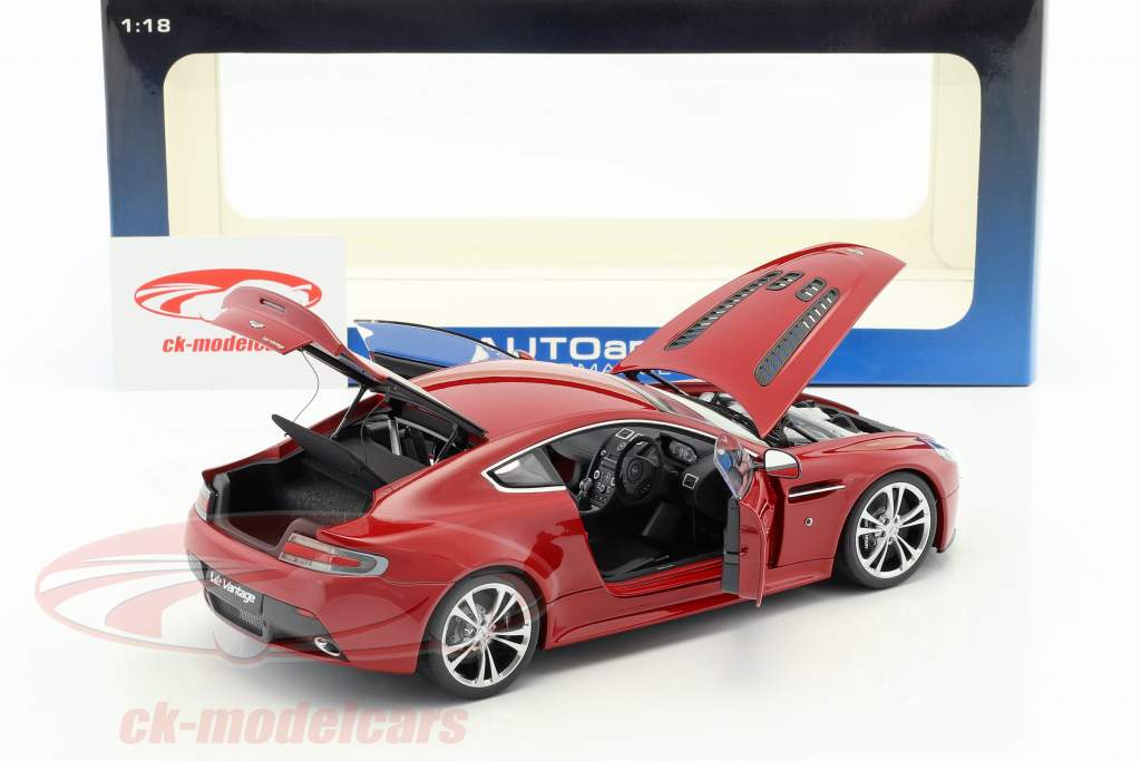 Астон V12 Преимущество Год 2010 красный 1:18 AUTOart