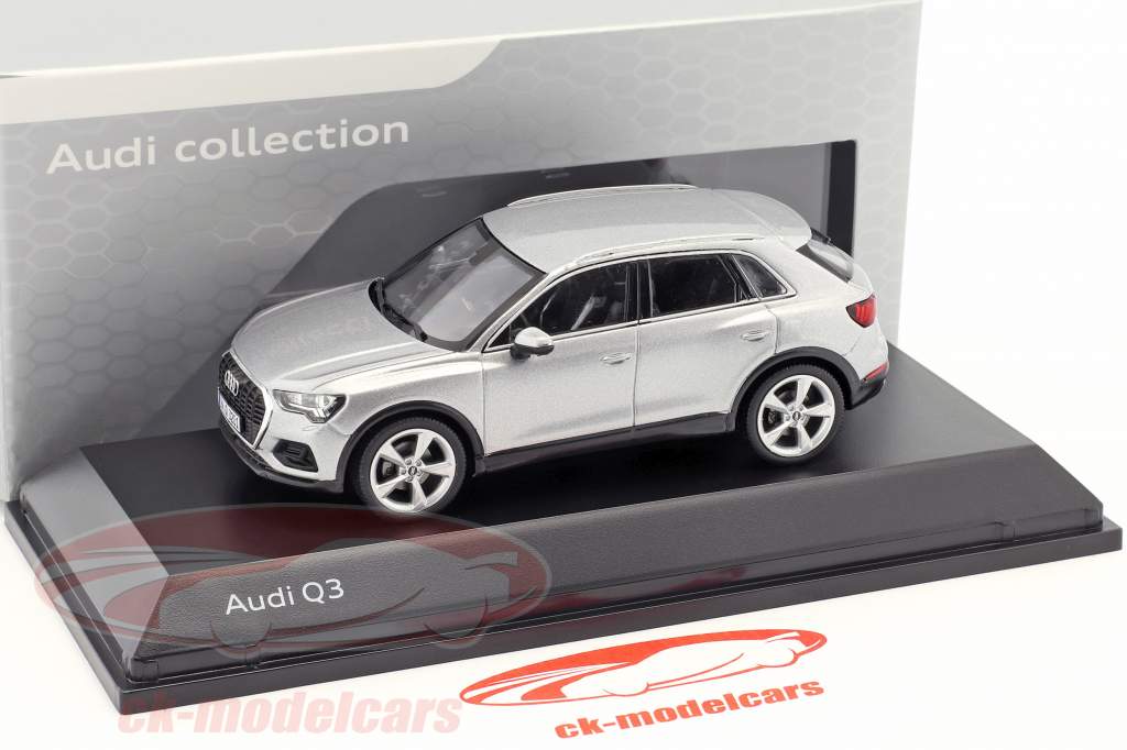 Audi Q3 fleuron argent 1:43 Spark
