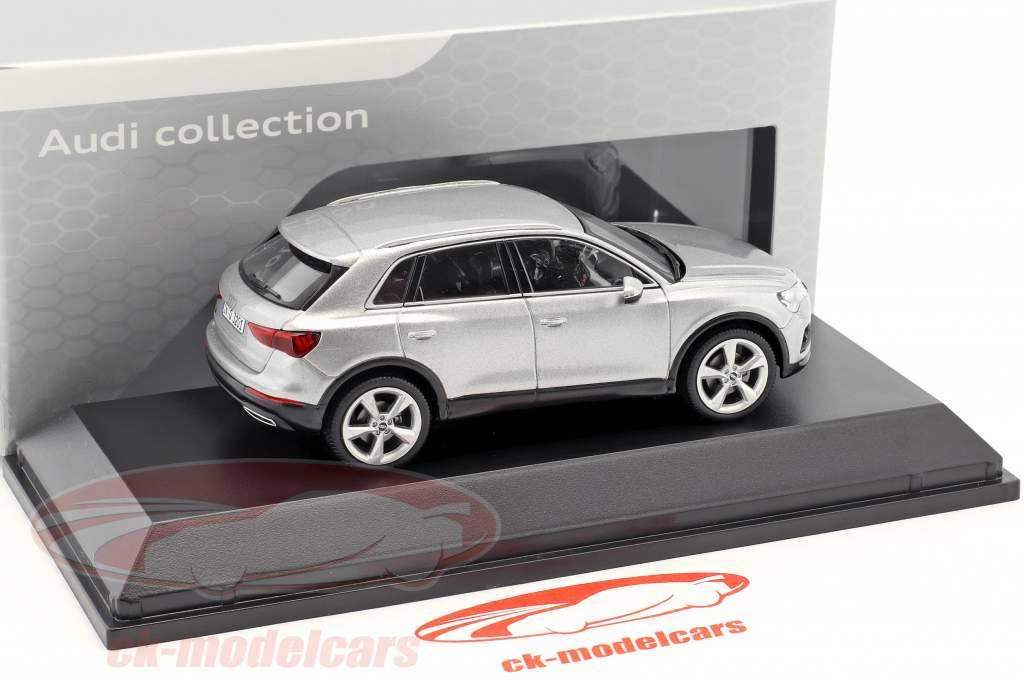Audi Q3 fleuron argent 1:43 Spark