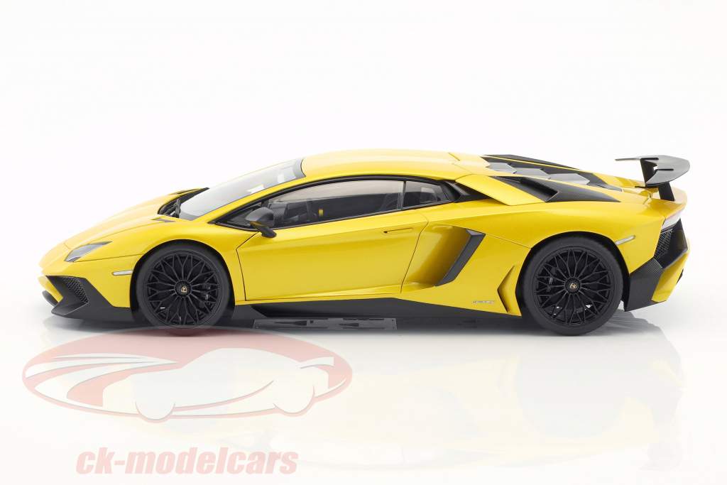Lamborghini Aventador LP750-4 SV année de construction 2015 jaune 1:18 AUTOart