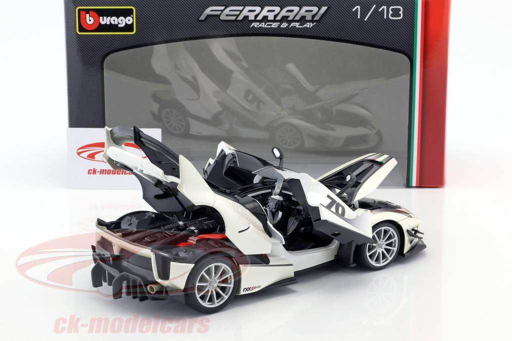 Ferrari FXX-K Evoluzione #70 Opførselsår 2018 hvid metallisk / sort 1:18 Bburago
