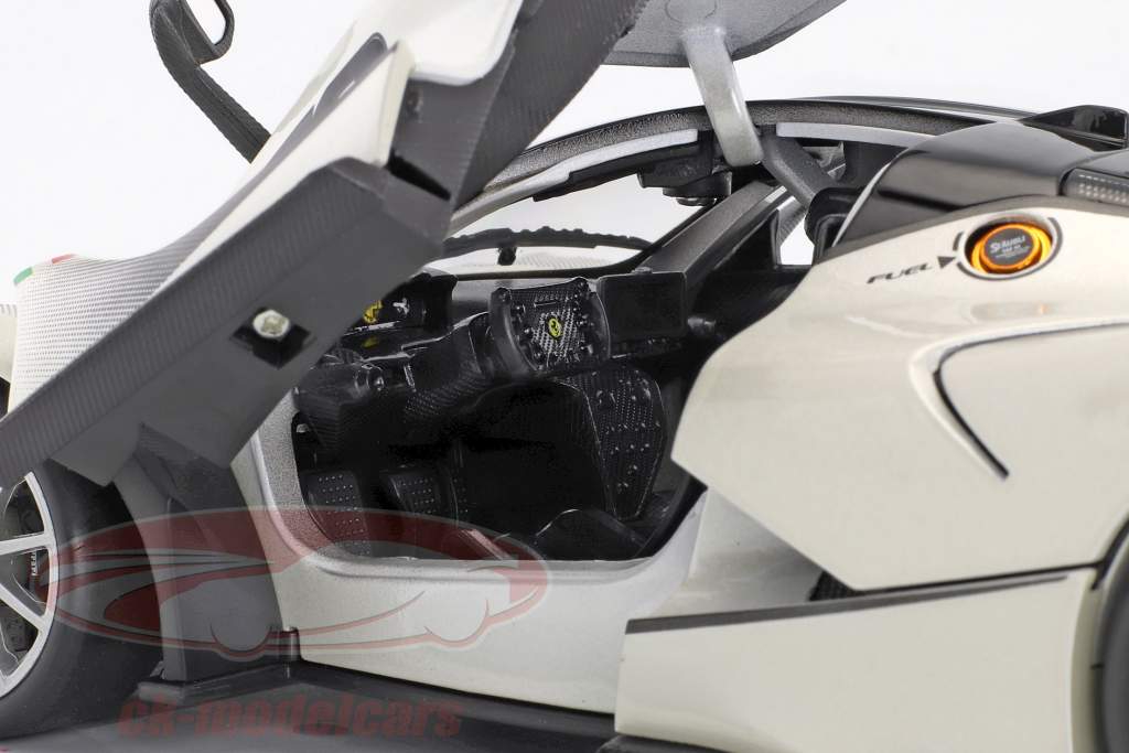 Ferrari FXX-K Evoluzione #70 Opførselsår 2018 hvid metallisk / sort 1:18 Bburago