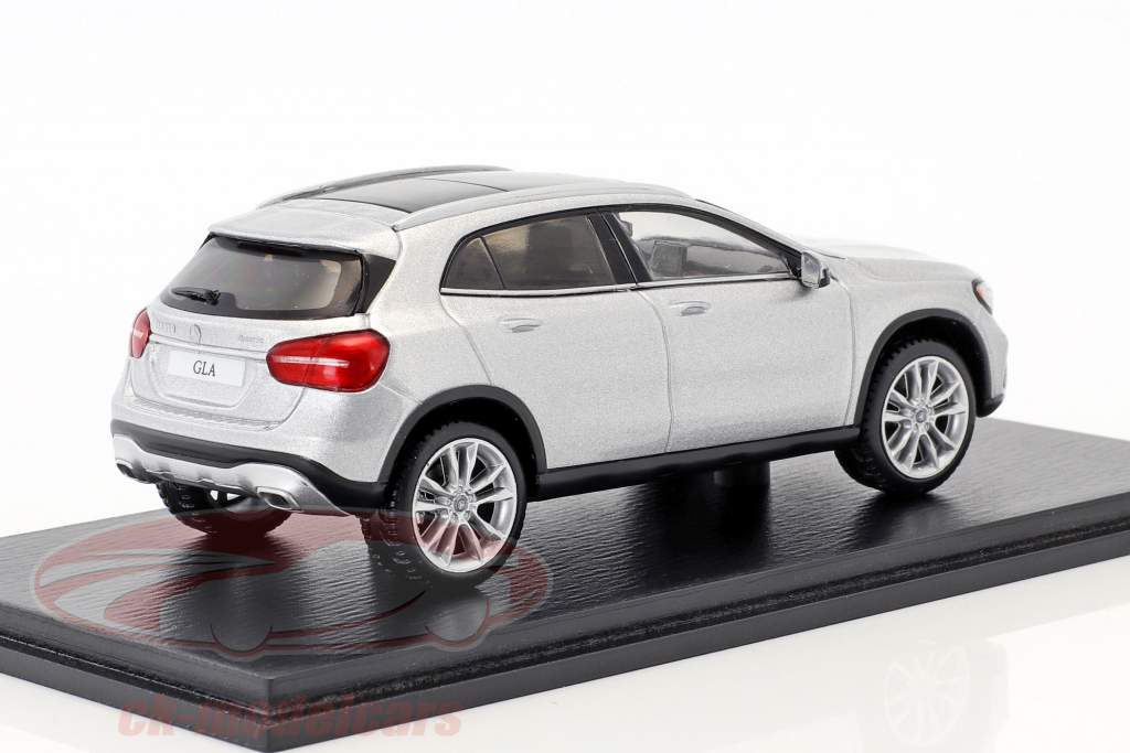 Mercedes-Benz GLA-Class 250 année de construction 2017 argent 1:43 Spark