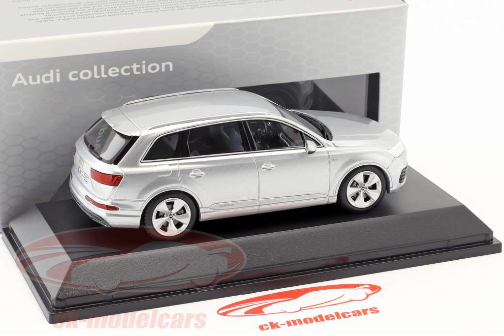 Audi Q7 Anno 2015 foglio argento 1:43 Spark