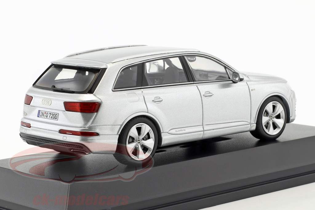 Audi Q7 Baujahr 2015 florett silber 1:43 Spark