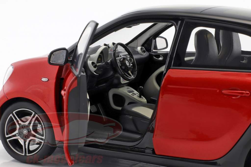 Smart forfour Coupe (W453) nero / rosso 1:18 Norev