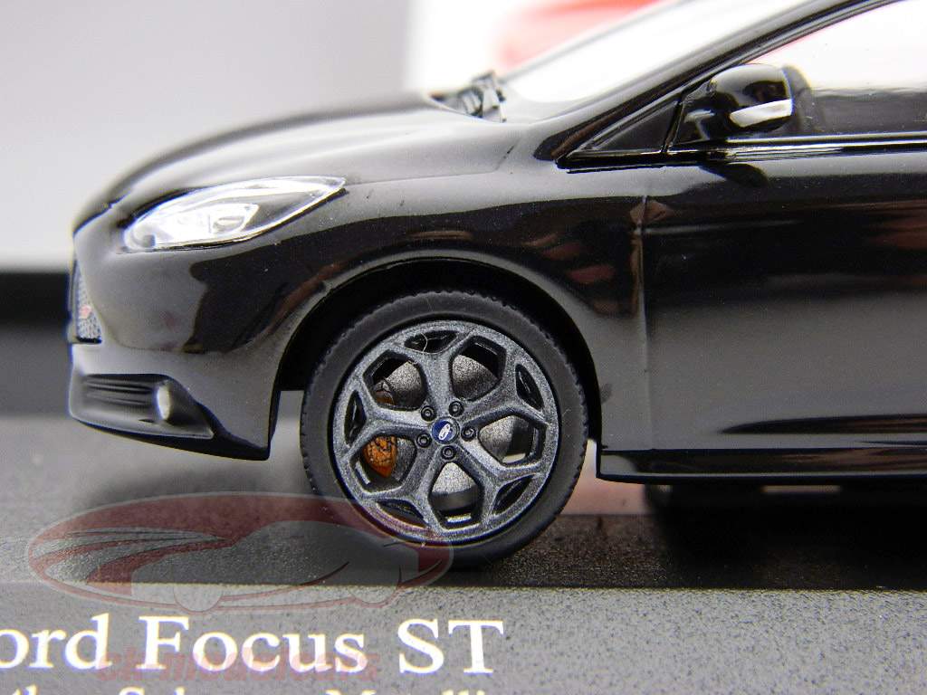 Ford Focus ST 2011 schwarz metallic 1:43 Minichamps