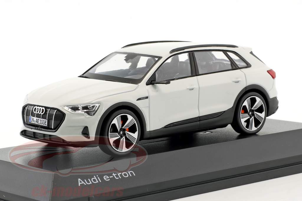 Audi e-tron 建造年份 2018 冰川白 1:43 Spark