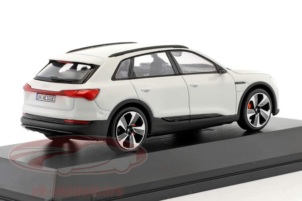 Audi e-tron 建造年份 2018 冰川白 1:43 Spark