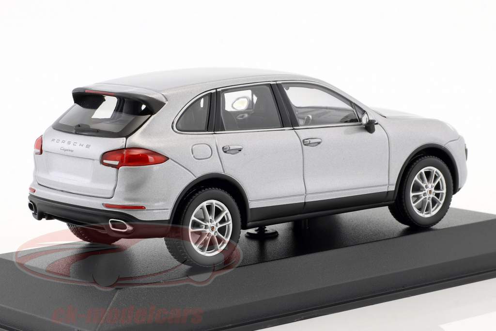 Porsche Cayenne (958) 築 2014 銀 1:43 Minichamps