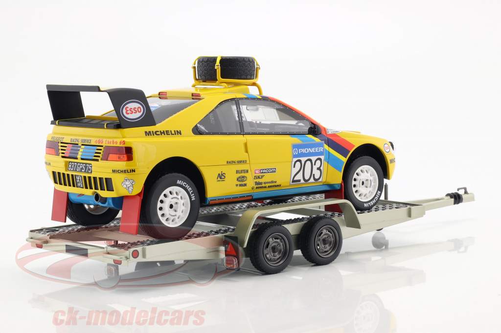 Auto transporter trailer with 2 fold ramps silver 1:18 OttOmobile