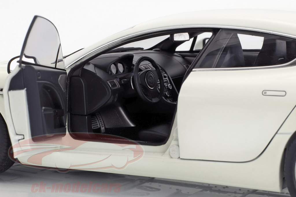 Aston Martin Rapide S год 2015 Stratos белый 1:18 AUTOart