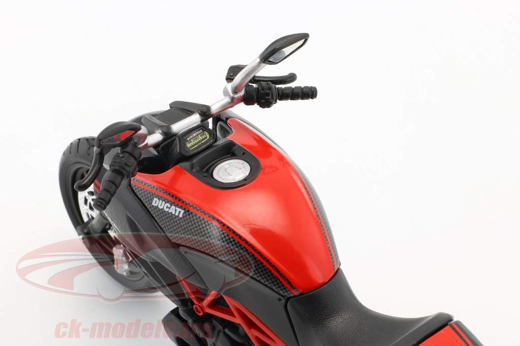 Ducati Diavel Carbon kit år 2011 sort 1:12 Maisto