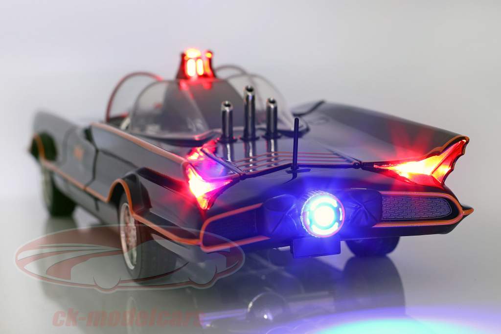 Batmobile Classic TV Series 1966 Con Batman e Robin figura 1:18 Jada Toys