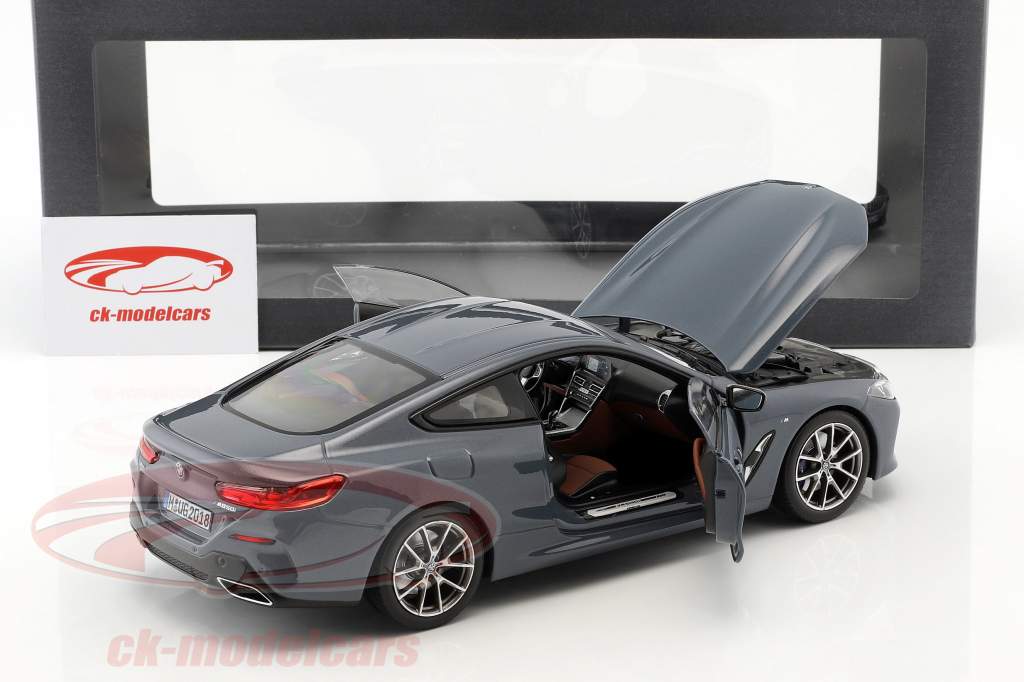 BMW 8 Series coupe Opførselsår 2019 Barcelona blå metallisk 1:18 Norev