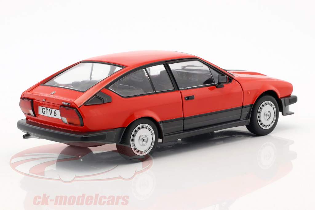 Alfa Romeo GTV6 ano de construção 1984 vermelho 1:18 Solido