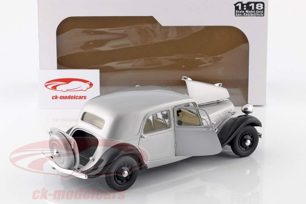 Citroen Traction 11CV Opførselsår 1937 sølv / sort 1:18 Solido