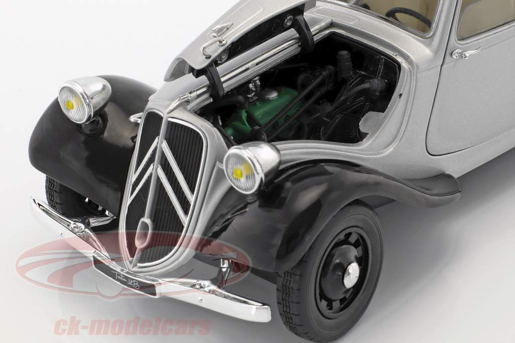 Citroen Traction 11CV anno di costruzione 1937 argento / nero 1:18 Solido