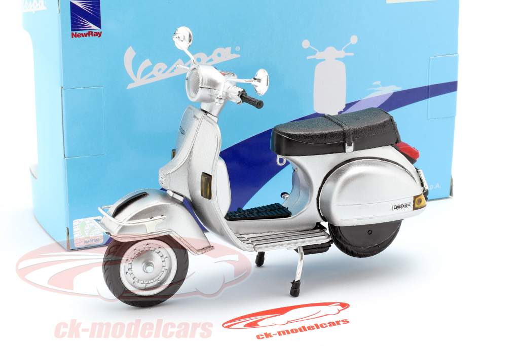Vespa P200E del Baujahr 1978 silber 1:12 NewRay
