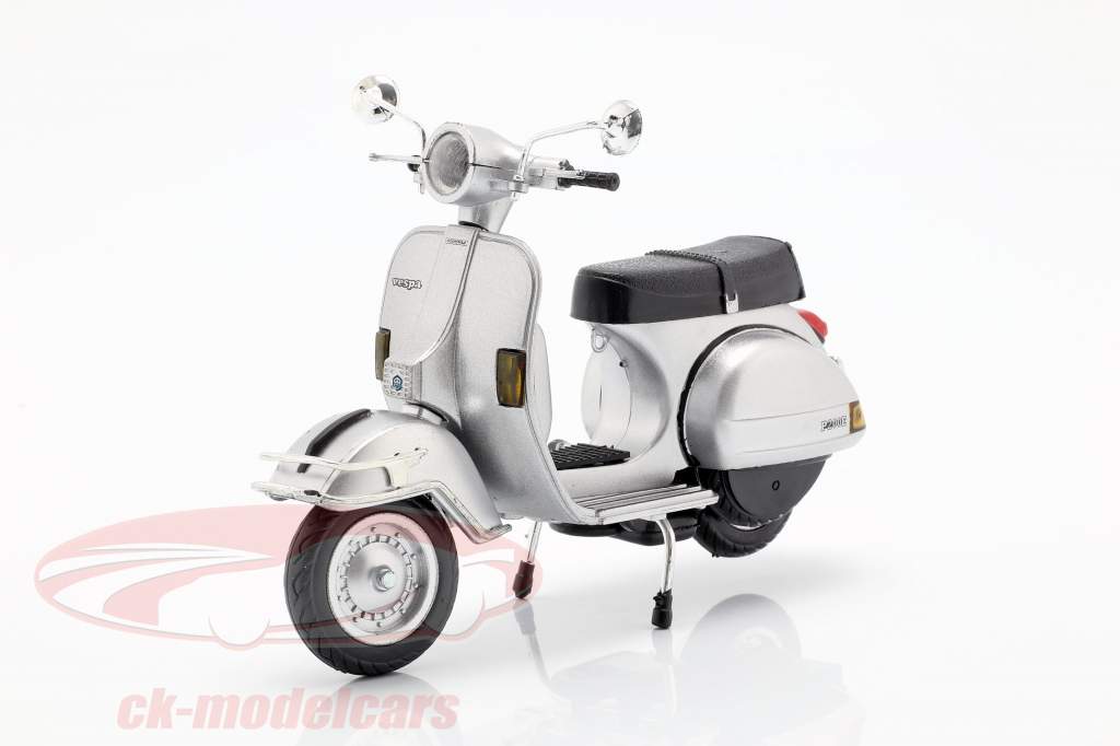 Vespa P200E del Baujahr 1978 silber 1:12 NewRay