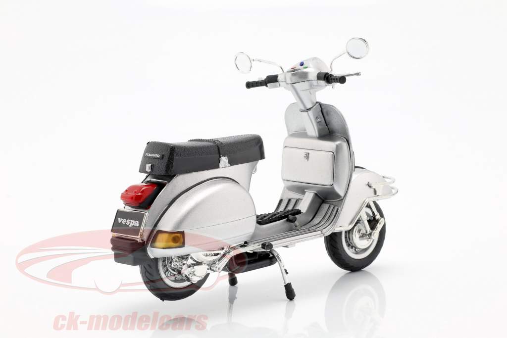 Vespa P200E del Baujahr 1978 silber 1:12 NewRay