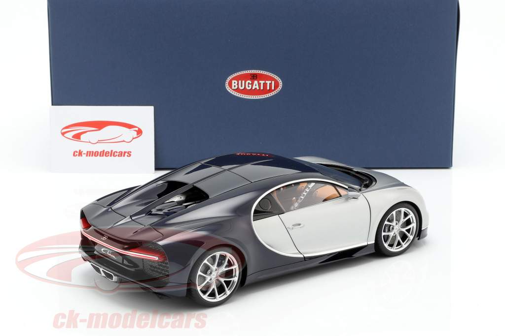 Bugatti Chiron Baujahr 2017 silber / atlantic blau 1:18 AUTOart