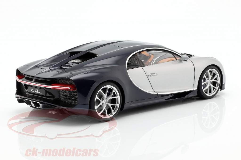 Bugatti Chiron 建造年份 2017 银 / 大西洋 蓝 1:18 AUTOart