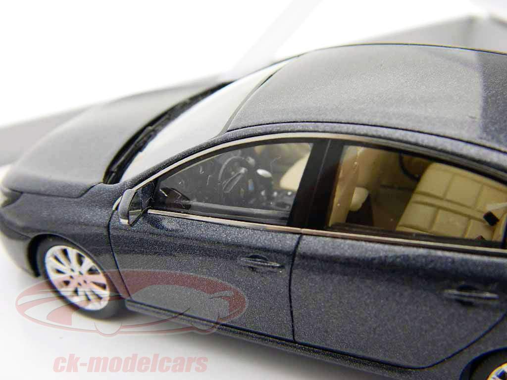 Renault Latitude Bj. 2010 graumetallic / grey metallic 1:43 Spark