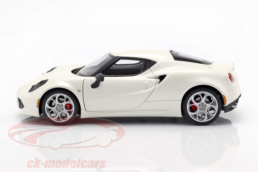 Alfa Romeo 4C jaar 2013 crème wit 1:18 AUTOart