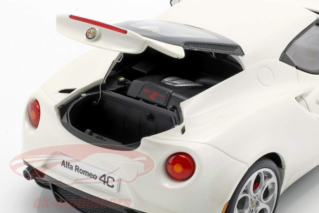 Alfa Romeo 4C ano 2013 creme branco 1:18 AUTOart