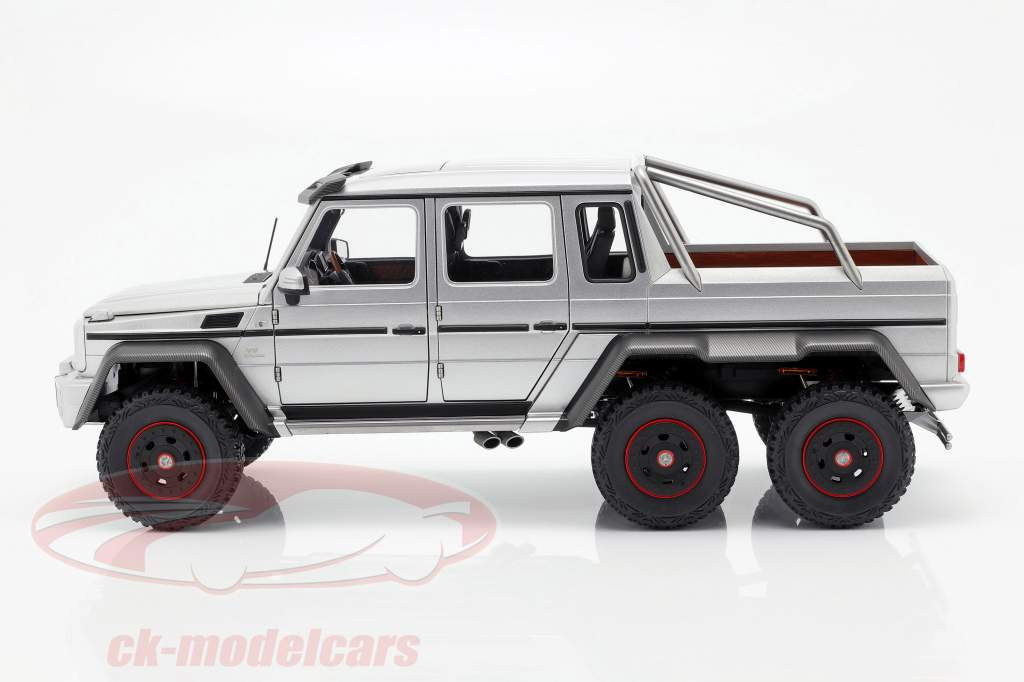 Mercedes-Benz G63 AMG 6x6 Baujahr 2013 silber 1:18 AUTOart